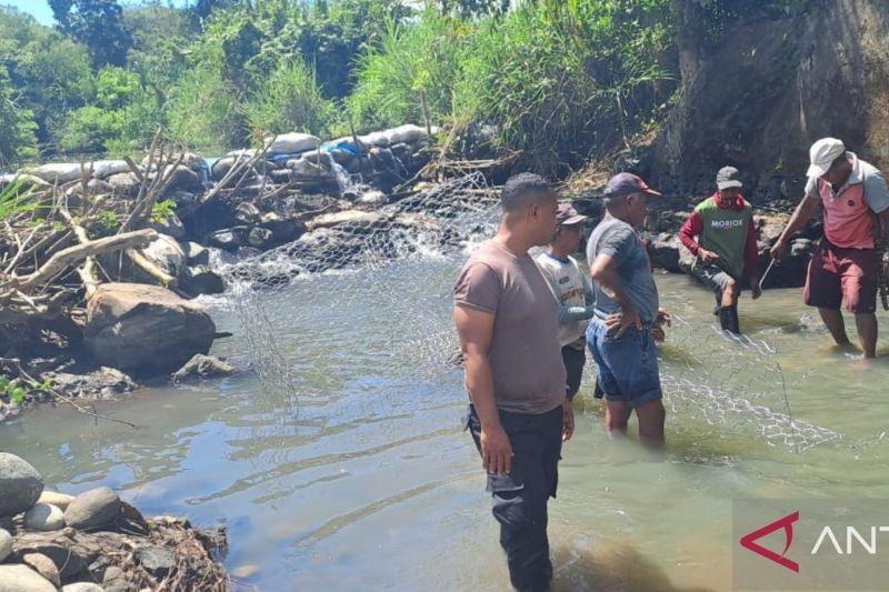 TNI-Polri Bantu Perbaiki Saluran Bendungan Wae Sesap yang Rusak Akibat Banjir di Manggarai Barat