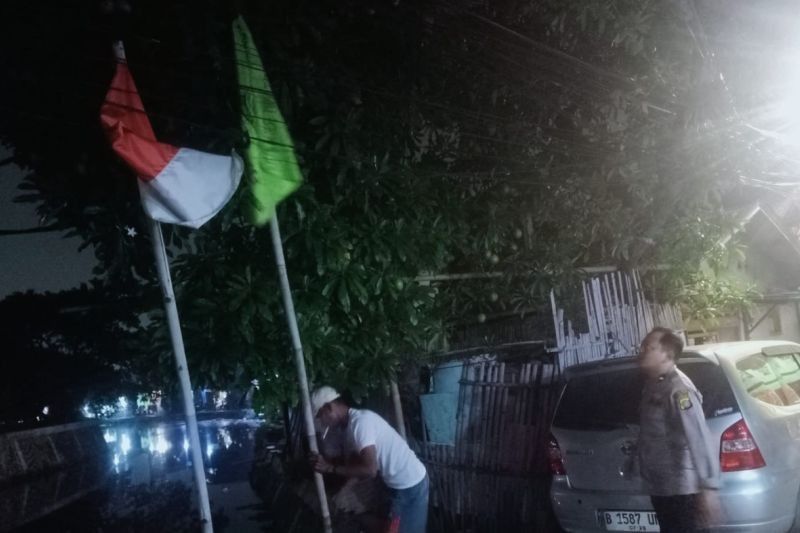 Polisi Turunkan Atribut Ormas di Cilincing, Jakarta Utara