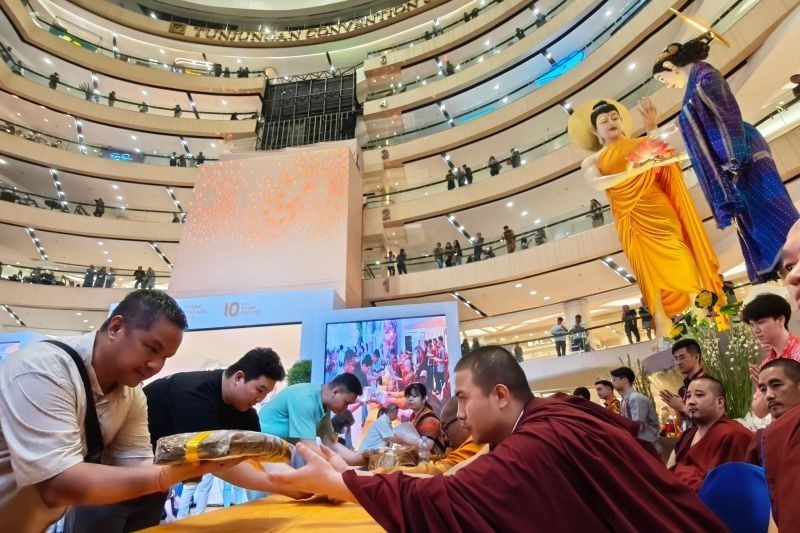 YBAI Kumpulkan Rp708 Juta untuk Bhikkhu dalam Acara Sanghadana Waisak Surabaya