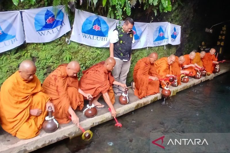 Air Berkah Jumprit: Ritual Suci Waisak 2569 BE di Borobudur