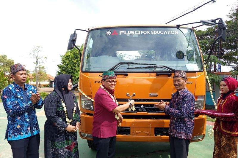 Mitsubishi Fuso Hibahkan Truk Fighter untuk SMK di Madura, Tingkatkan SDM Otomotif