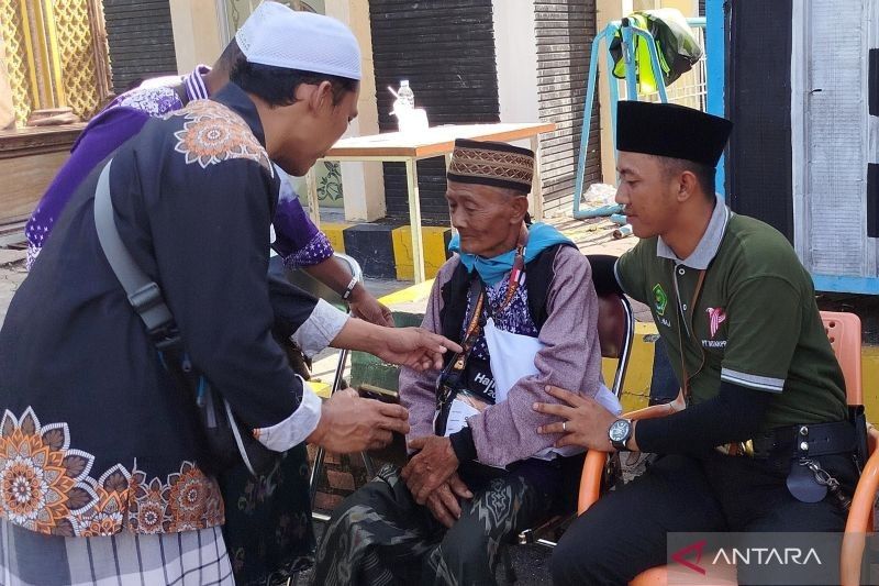 PPIH Surabaya Tangani Calon Haji dengan Gejala Demensia