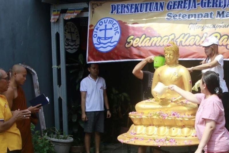 Jelang Waisak, Vihara Giri Bandha Sukhavati Madiun Bersihkan Rupang Buddha