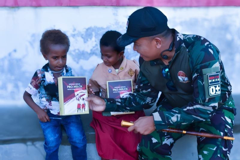Satgas TMMD Kodim 1710/Mimika Bagikan Susu untuk Anak-Anak Kampung Pigapu, Papua Tengah