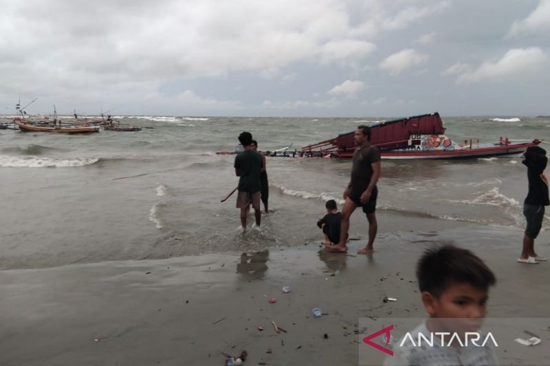 Tragedi Kapal Karam di Pantai Malabero: Tujuh Wisatawan Meninggal Dunia