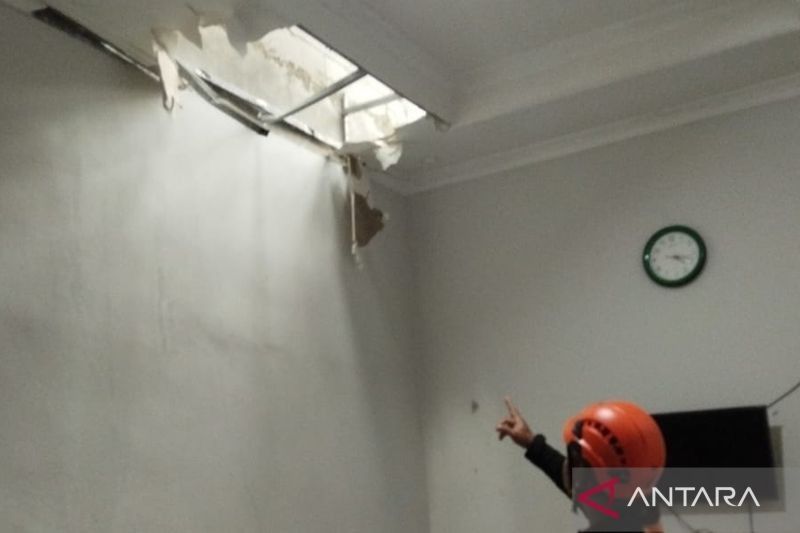 Angin Kencang Rusak 20 Rumah di Kamal, Jakbar; Dua Warga Luka