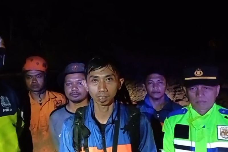 Longsor di Majalengka-Kuningan: Dua Pemotor Terjebak, Jalur Tertutup Total!