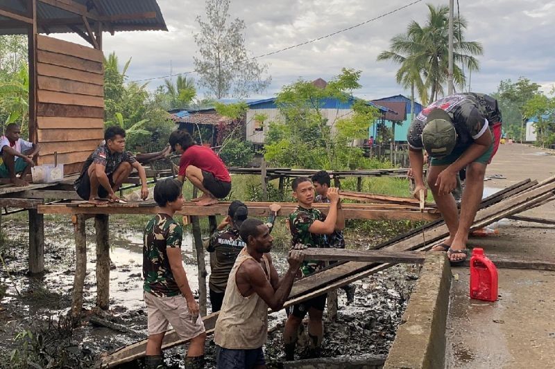TNI Bangun Rumah Warga Tidak Layak Huni di Asmat, Papua Selatan