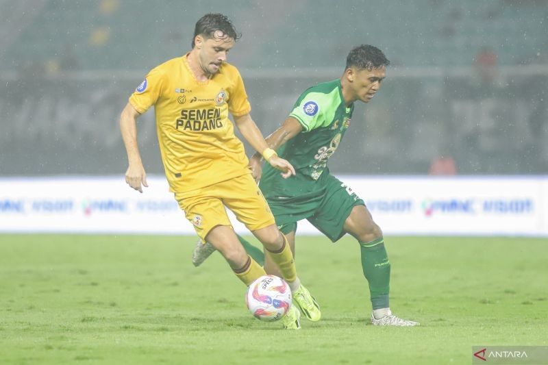 Disiplin Jadi Kunci Semen Padang Tahan Imbang Persebaya 1-1