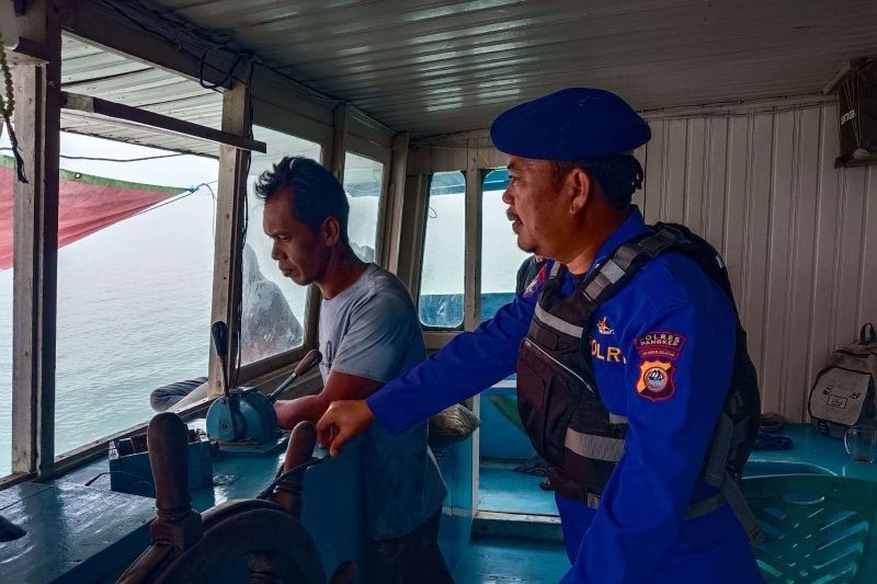 Polres Pangkep Edukasi Nelayan Pangkep: Waspada Cuaca dan Pastikan Keselamatan Berlayar