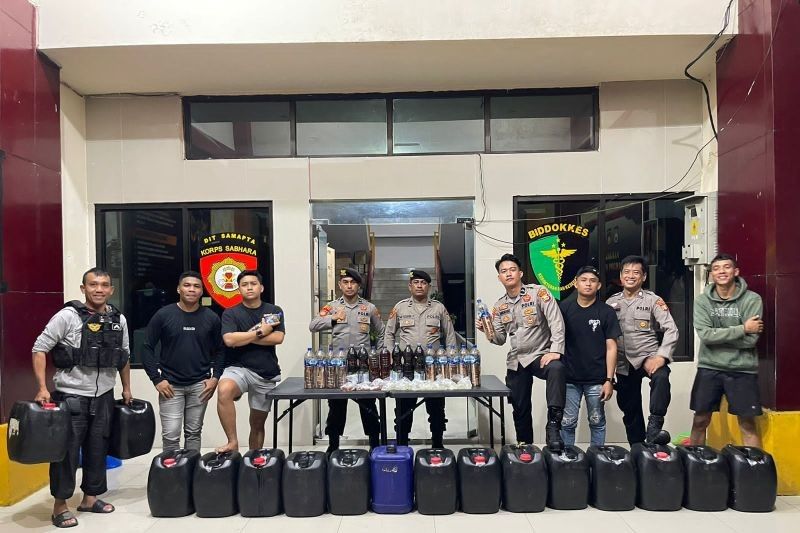 Polda Maluku Utara Sita Puluhan Liter Miras Ilegal di Ternate