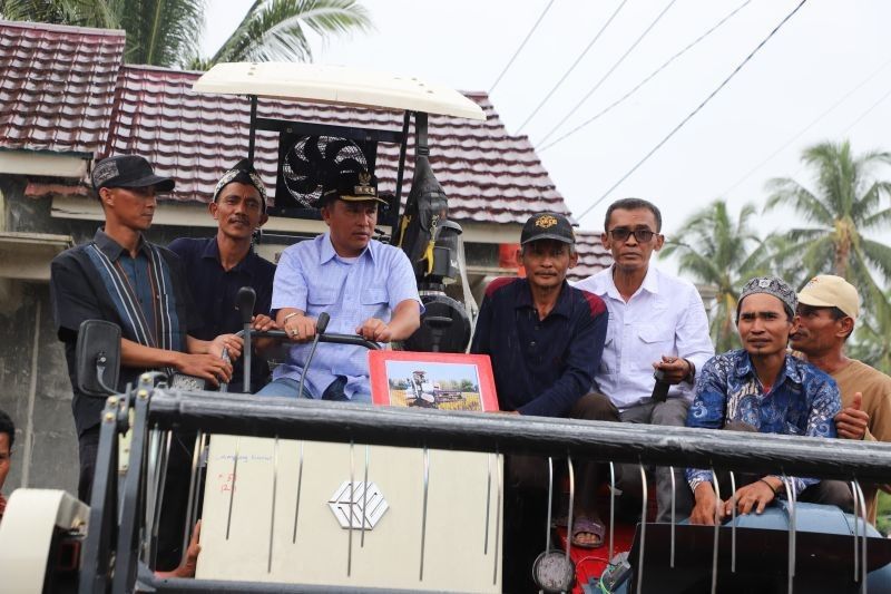 Bupati Lambar Berikan Bantuan Alat Pertanian untuk Tingkatkan Kesejahteraan Petani di Bandar Negeri Suoh