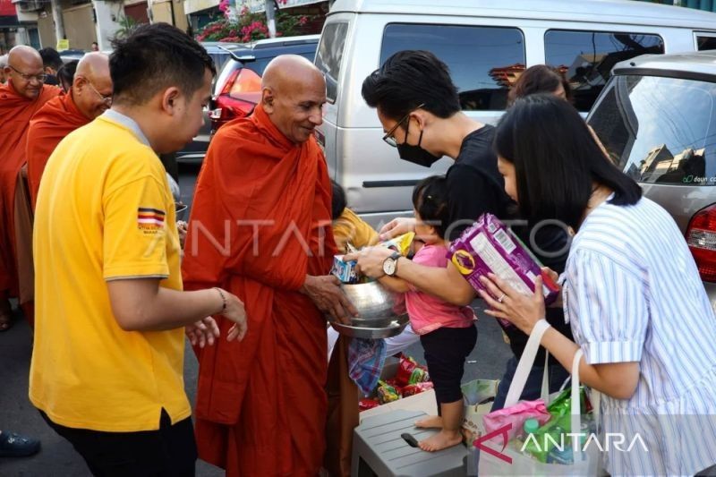 Ribuan Umat Buddha Makassar Ikuti Ritual Pindapata Waisak 2569