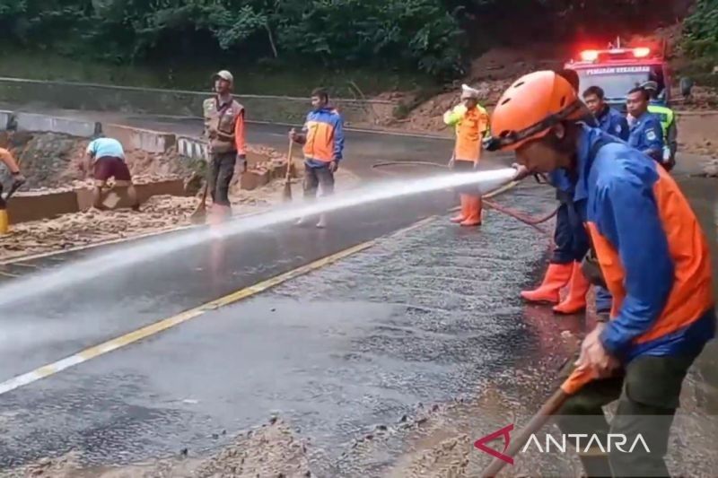 BPBD Majalengka Suksesatasi Penanganan Longsor di Jalur Majalengka-Kuningan