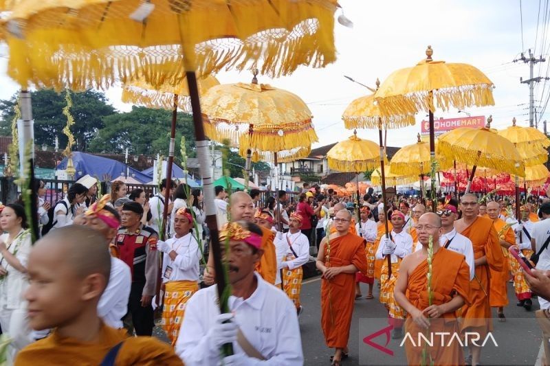 Ribuan Umat Buddha Kirab Menuju Borobudur, Merayakan Tri Suci Waisak