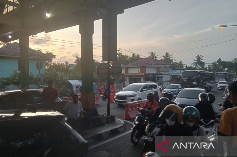 Lonjakan Wisatawan Libur Waisak, Bantul Tambah Petugas Retribusi di Parangtritis