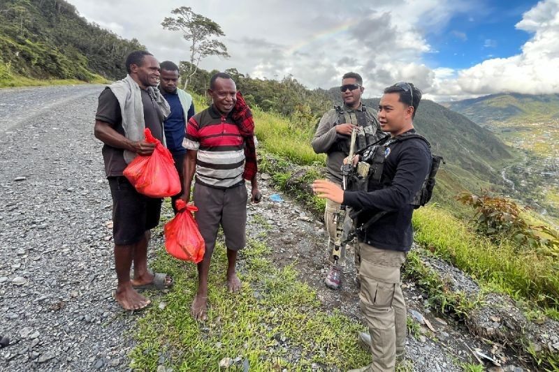 Satgas Damai Cartenz Tebar Kebaikan di Kampung Wuyuneri, Puncak Jaya