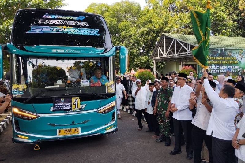Calon Haji Kota Cirebon Kloter 10 KJT Berangkat ke Tanah Suci