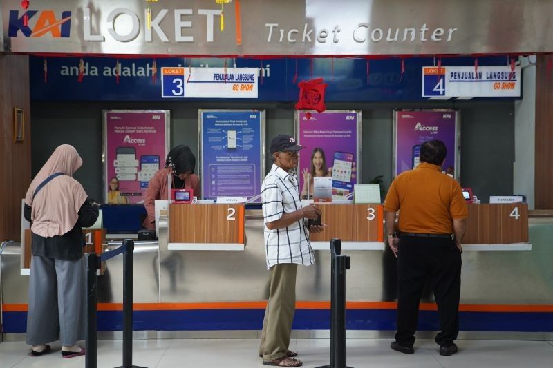 Libur Panjang Waisak: Stasiun Kediri Dipadati Penumpang, Ribuan Orang Naik-Turun Kereta