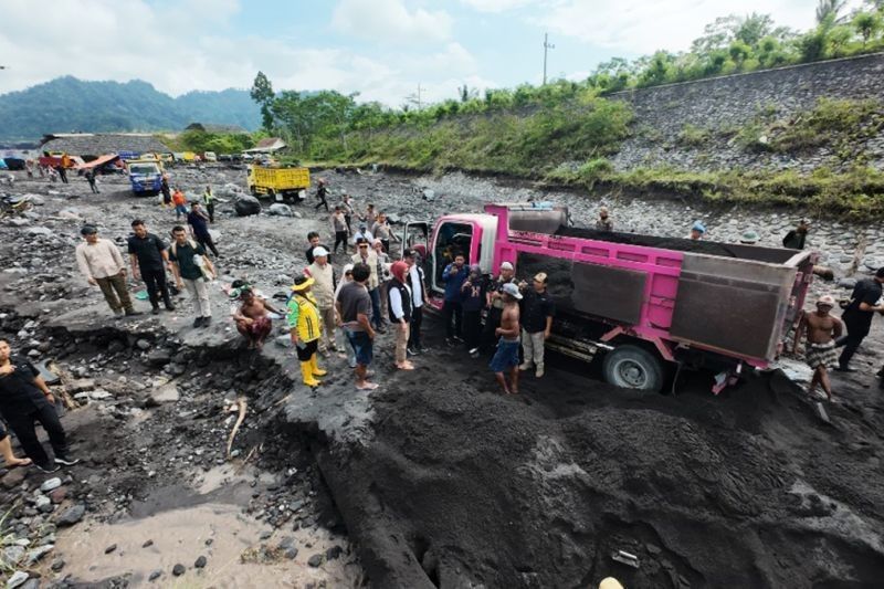 Tanggul Rusak Akibat Banjir Lahar Semeru Diperbaiki, Pemkab Lumajang Bergerak Cepat