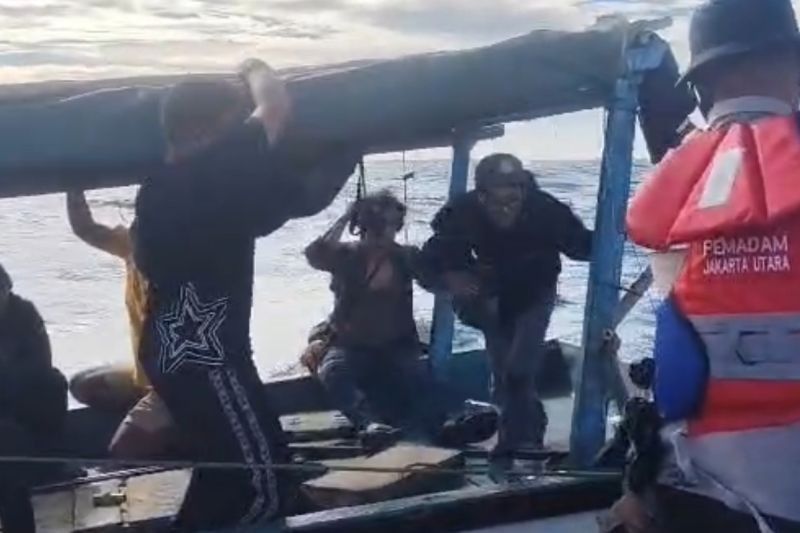 Evakuasi Darurat Kapal KM Barok di Perairan Pulau Tikus