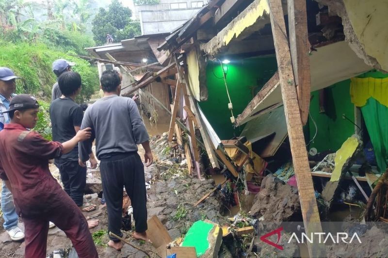 Evakuasi Satu Keluarga di Cipanas Akibat Tembok Penahan Tanah Ambruk