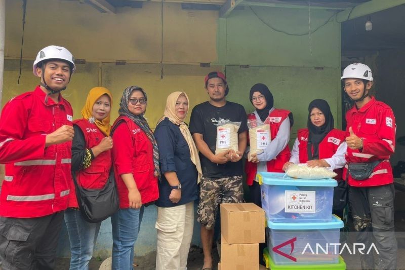 PMI Cianjur Salurkan Bantuan Logistik Pasca Ambruknya Tembok Penahan Tanah di Cipanas