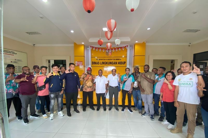 DLH Mimika Kerahkan 20 Truk Angkut Sampah 99 Ton per Hari