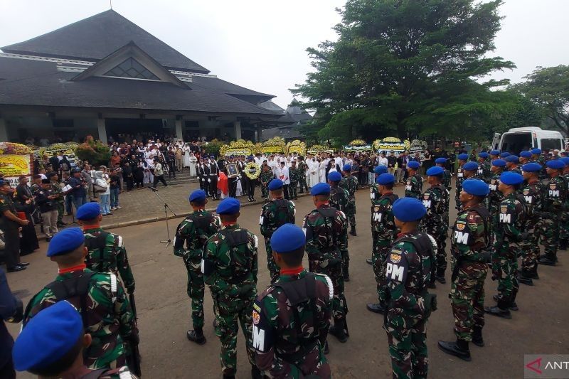 Prabowo Subianto Beri Penghormatan Terakhir untuk Mayjen TNI Purn. Eddie Marzuki Nalapraya