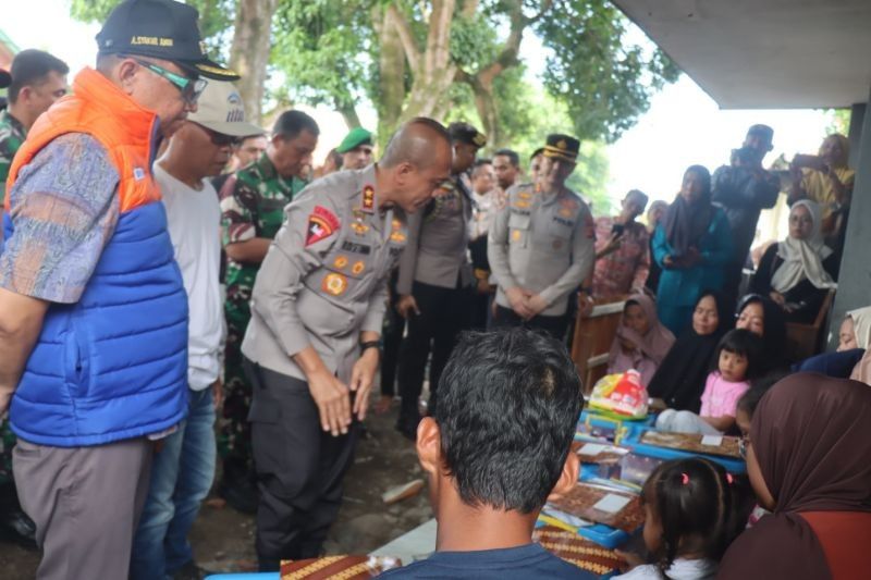 Kapolda dan Pangdam III Siliwangi Beri Bantuan untuk Korban Ledakan Amunisi Garut