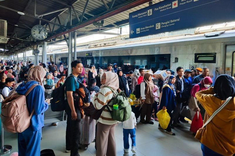 Okupansi KA Tembus 104 Persen! Libur Waisak 2025 Dorong Peningkatan Moda Transportasi Kereta Api
