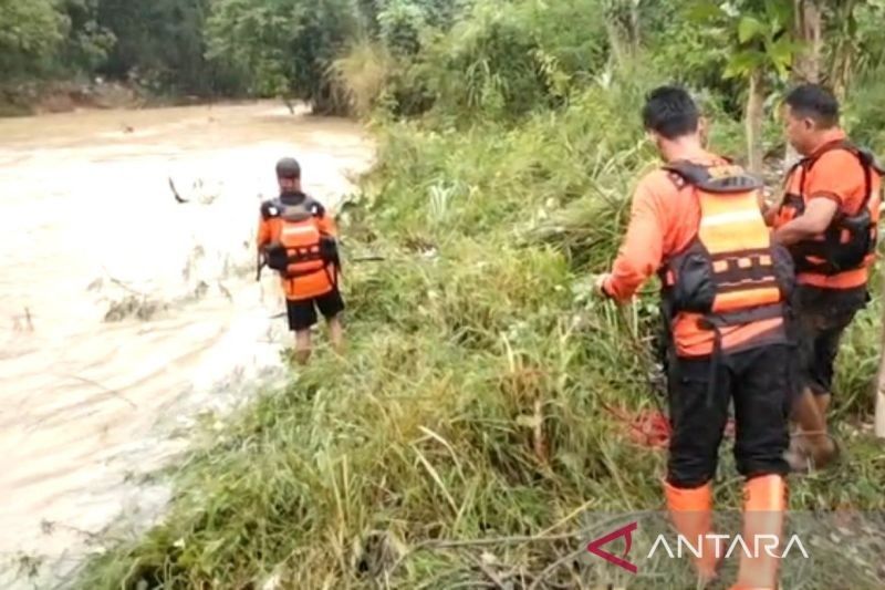 Bocah 12 Tahun Terseret Arus Sungai di Pamekasan, Tim Gabungan BPBD Lakukan Pencarian