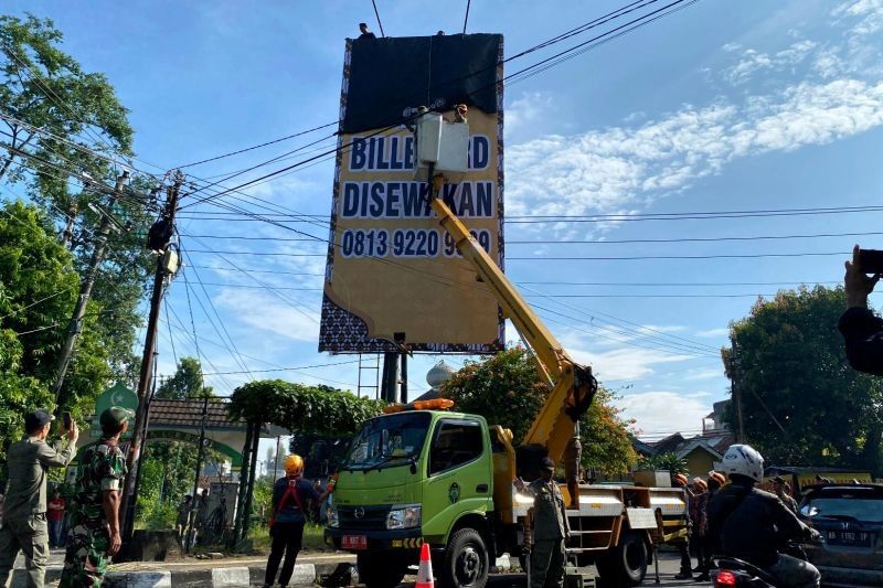 Pemkot Yogyakarta Tertibkan Puluhan Reklame Tak Berizin