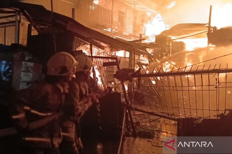 90 Personel Damkar Padamkan Kebakaran Gudang Triplek di Jaktim