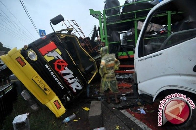 Truk Tangki BBM Tabrak Tiga Ruko di Cakung, Jakarta Timur: Pengemudi Hindari Kendaraan Roda Dua