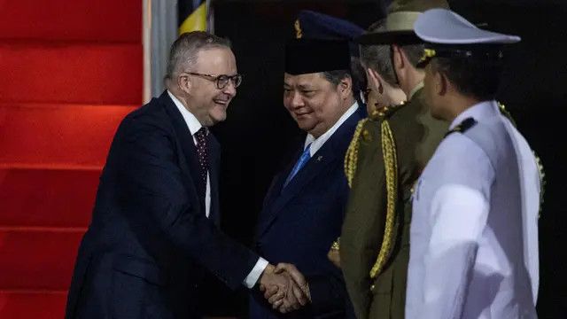 FOTO: Momen PM Australia Anthony Albanese Tiba di Jakarta Disambut Dua Menteri Prabowo