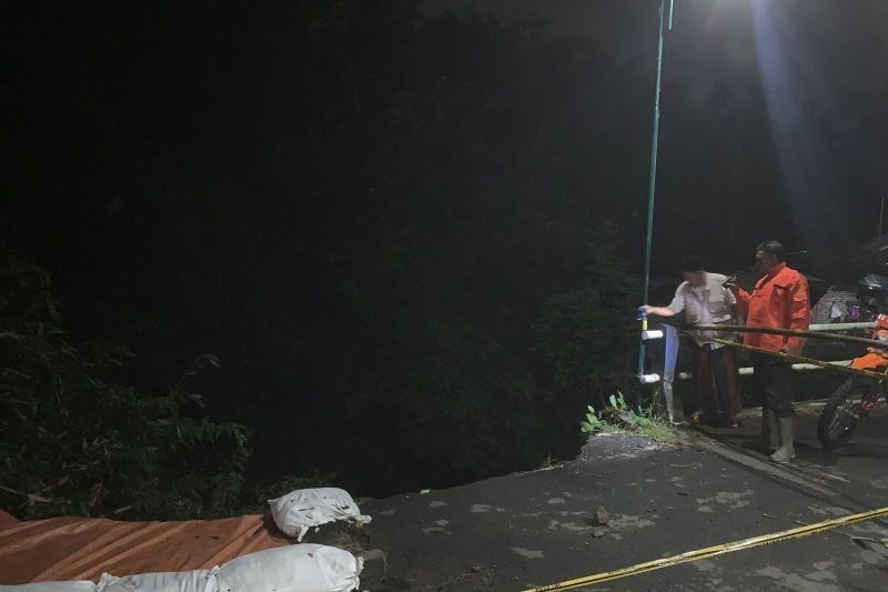 Akses Jalan Antardesa di Tulungagung Terputus Akibat Longsor, Warga Diminta Gunakan Jalur Alternatif