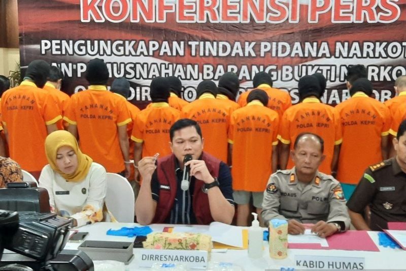 Polda Kepri Ringkus Dua Pria Bawa 1 Kg Heroin dan Sabu di Batam