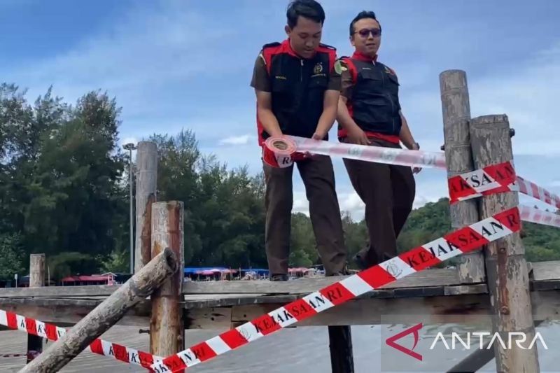 Kejati Sumbar Sita Tiga Wahana Wisata di Pantai Air Manis Terkait Korupsi Rp2,9 Miliar