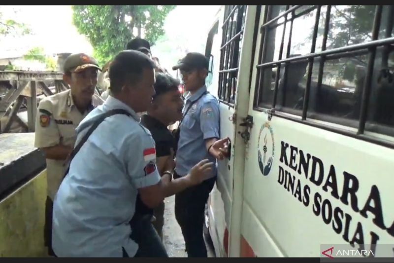 Razia Preman dan PKL di Jalan Raya Bekasi: Pemkot Jaktim Berkomitmen Tertibkan Trotoar
