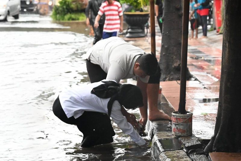 Pemkot Kediri Bersihkan Saluran Irigasi Cegah Banjir: Aksi Wali Kota Langsung di Lapangan
