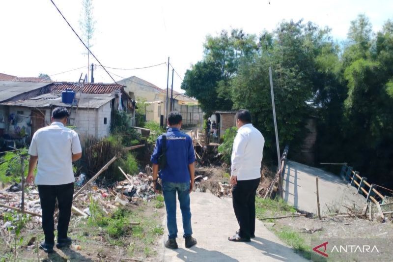 Jembatan Alternatif Kali Sadang Ambruk Akibat Hujan Deras, Akses Warga Terganggu