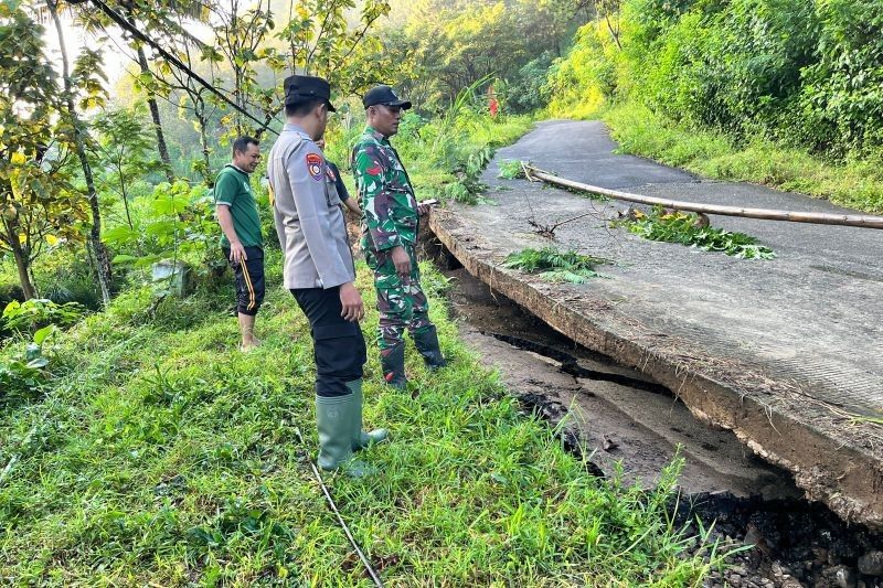 Jalan Ponorogo-Trenggalek Ambles Akibat Longsor, Ratusan Meter Jalan Menggantung!