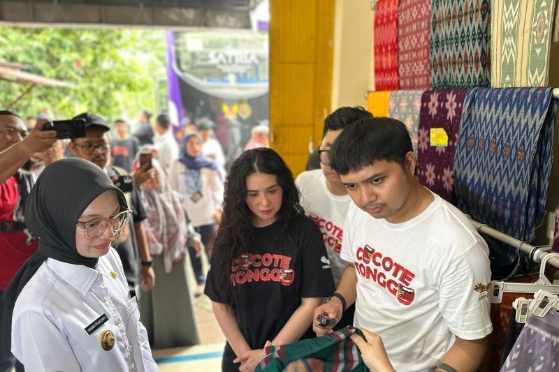 Pesona Tenun Ikat Kediri: Wali Kota Kenalkan Warisan Budaya pada Artis Ibu Kota