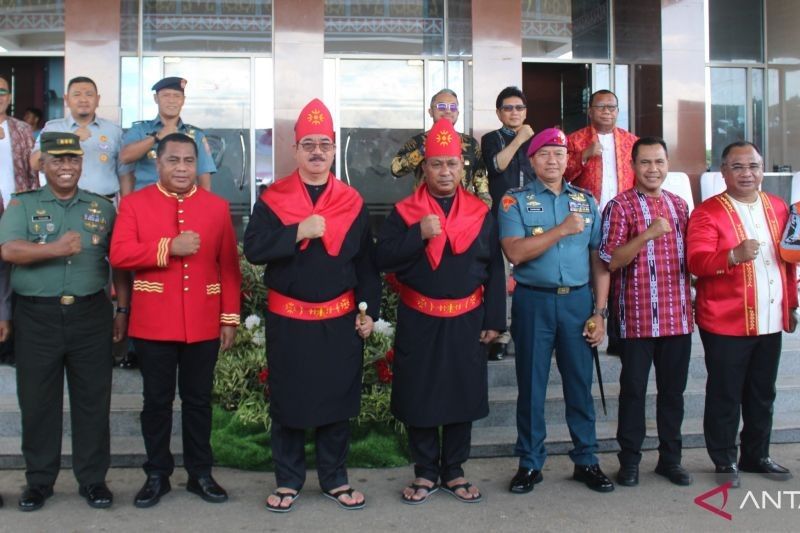 Gubernur dan Wagub Maluku Dianugerahi Gelar Adat Kehormatan oleh Majelis Latupati