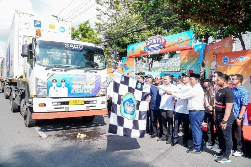 Ekspor Perdana Lamongan: Tujuh Kontainer Produk Unggulan Melaju ke 10 Negara