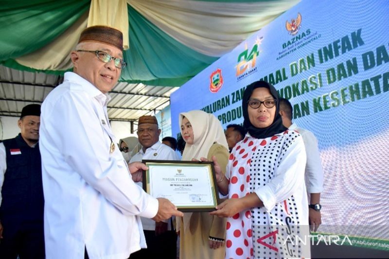 Bupati Gorontalo Serahkan Bantuan Baznas untuk 102 Penerima Manfaat
