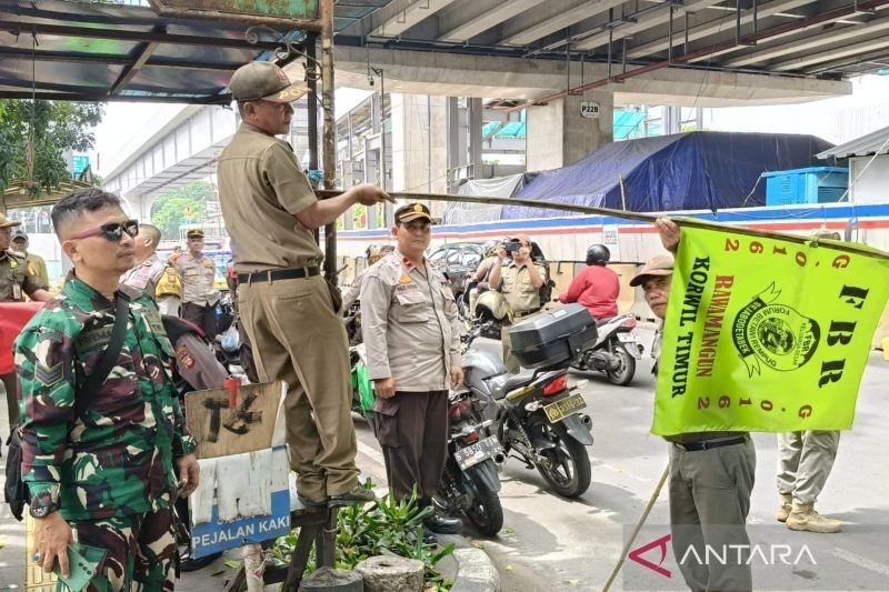 Atribut Ormas Diturunkan di Pulogadung, Jakarta Timur: Jaga Netralitas Ruang Publik