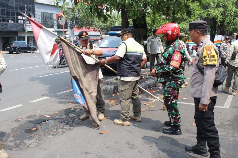 Petugas Gabungan Tertibkan Atribut Ormas di Tamansari, Jakarta Barat