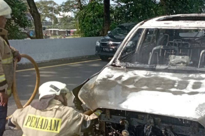 Mobil Toyota Innova Zenix Terbakar di Tol Penjaringan, Kerugian Capai Rp300 Juta